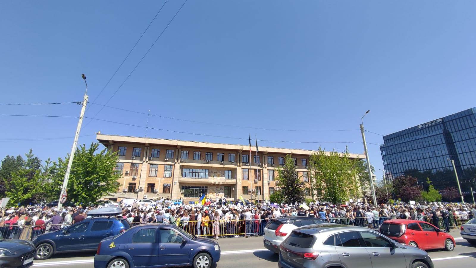Greva din Educație continuă joi. După negocieri, Guvernul anunță că „nu vor fi creșteri salariale”, dar le oferă profesorilor carduri valorice. Sindicaliști: „Primele reacții sunt de respingere”