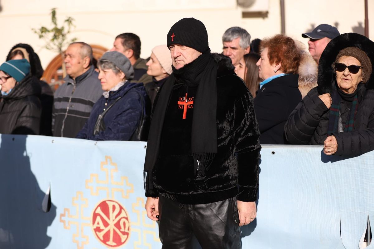 Gigi Becali, în genunchi, în pantaloni de piele și bocanci, la slujba de Bobotează