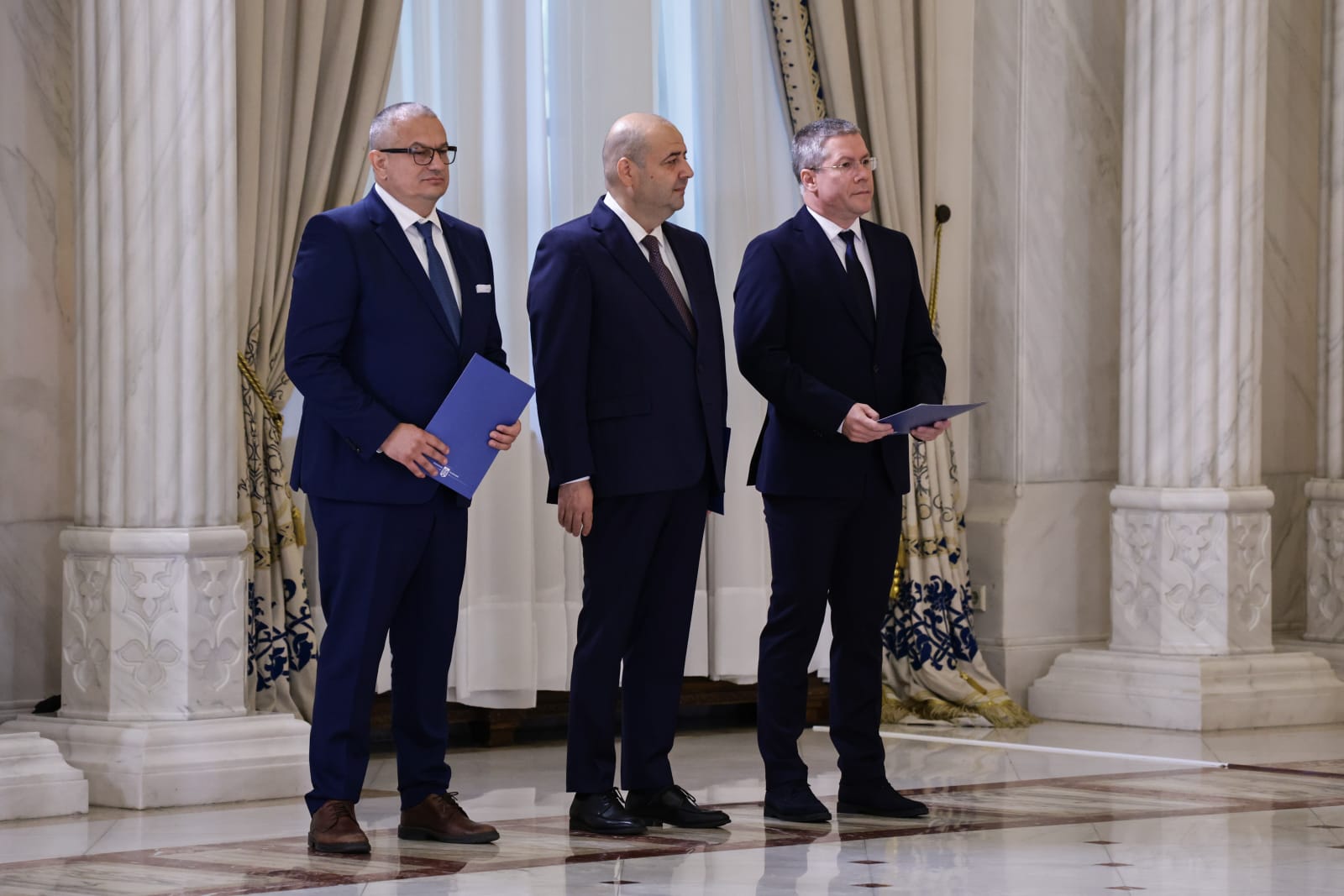 Trei noi judecători la CCR. Dacian Dragoş, Csaba Asztalos şi Mihai Busuioc au depus jurământul la Cotroceni. Cine sunt cei 9 judecători ai Curții