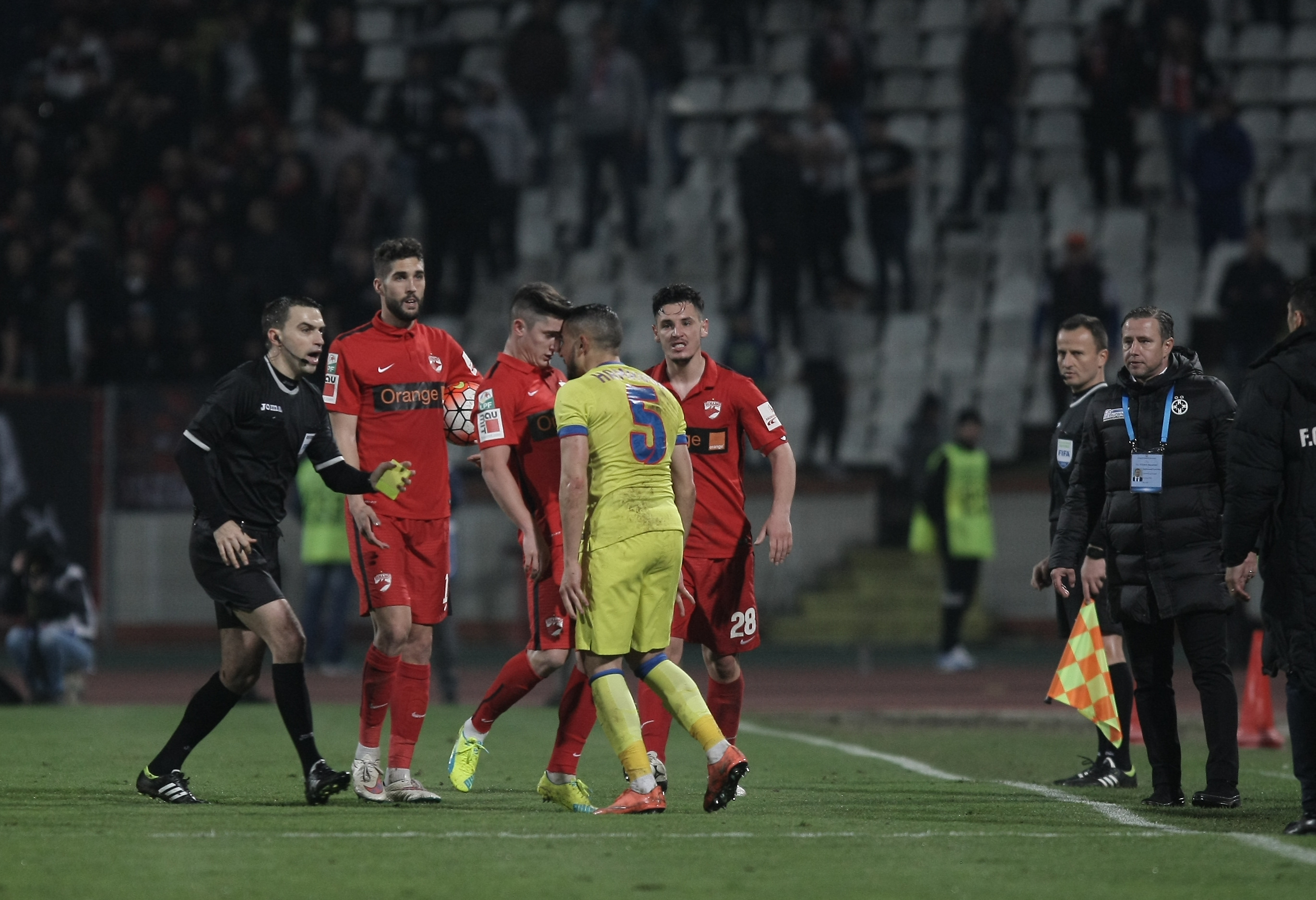 Tensiuni la Steaua. Campionii se critică între ei, după ce au scăpat victoria în finalul derby-ului cu Dinamo: ”Retragere inexplicabilă în repriza a doua. Bicfalvi a egalat, după o greșeală a lui Papp” / FOTO&VIDEO