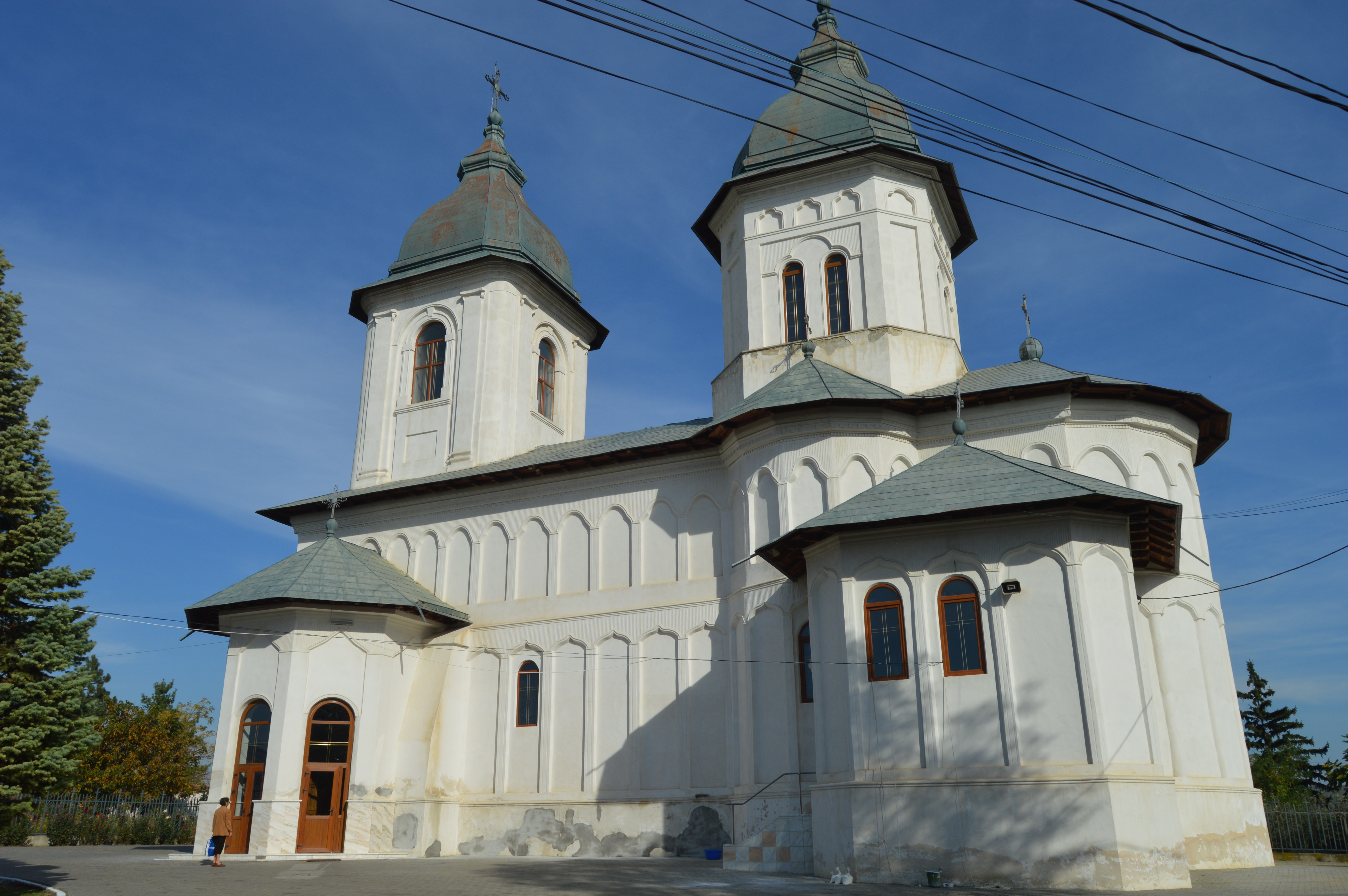 REPORTAJ: Fostul episcop de Huși acuzat de relații homosexuale a plecat din țară cu câteva zile înaintea întronizării noului episcop| FOTO