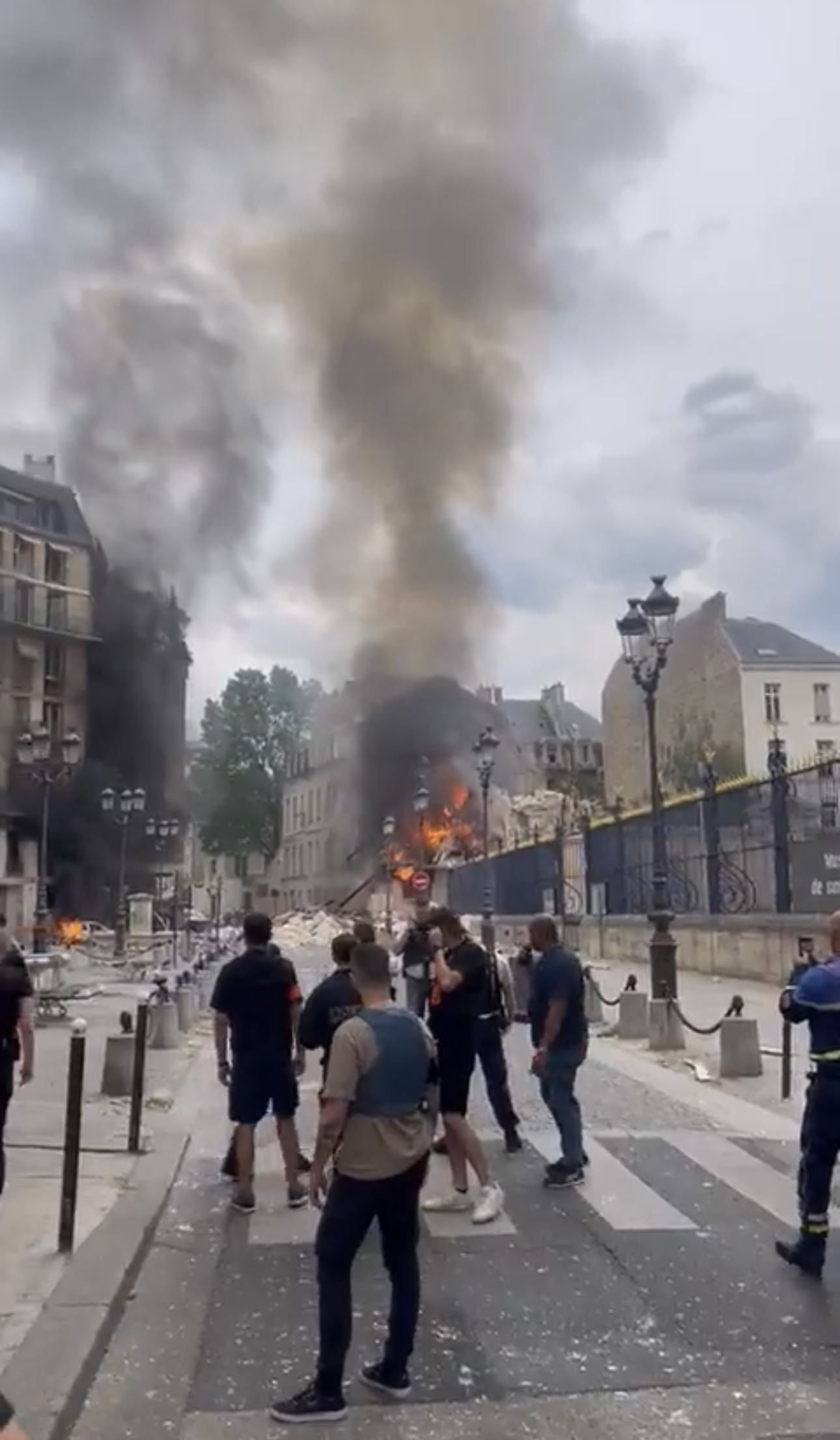 Explozie în centrul Parisului, urmată de un incendiu puternic. O clădire s-a prăbușit parțial, iar zeci de persoane au fost rănite. VIDEO