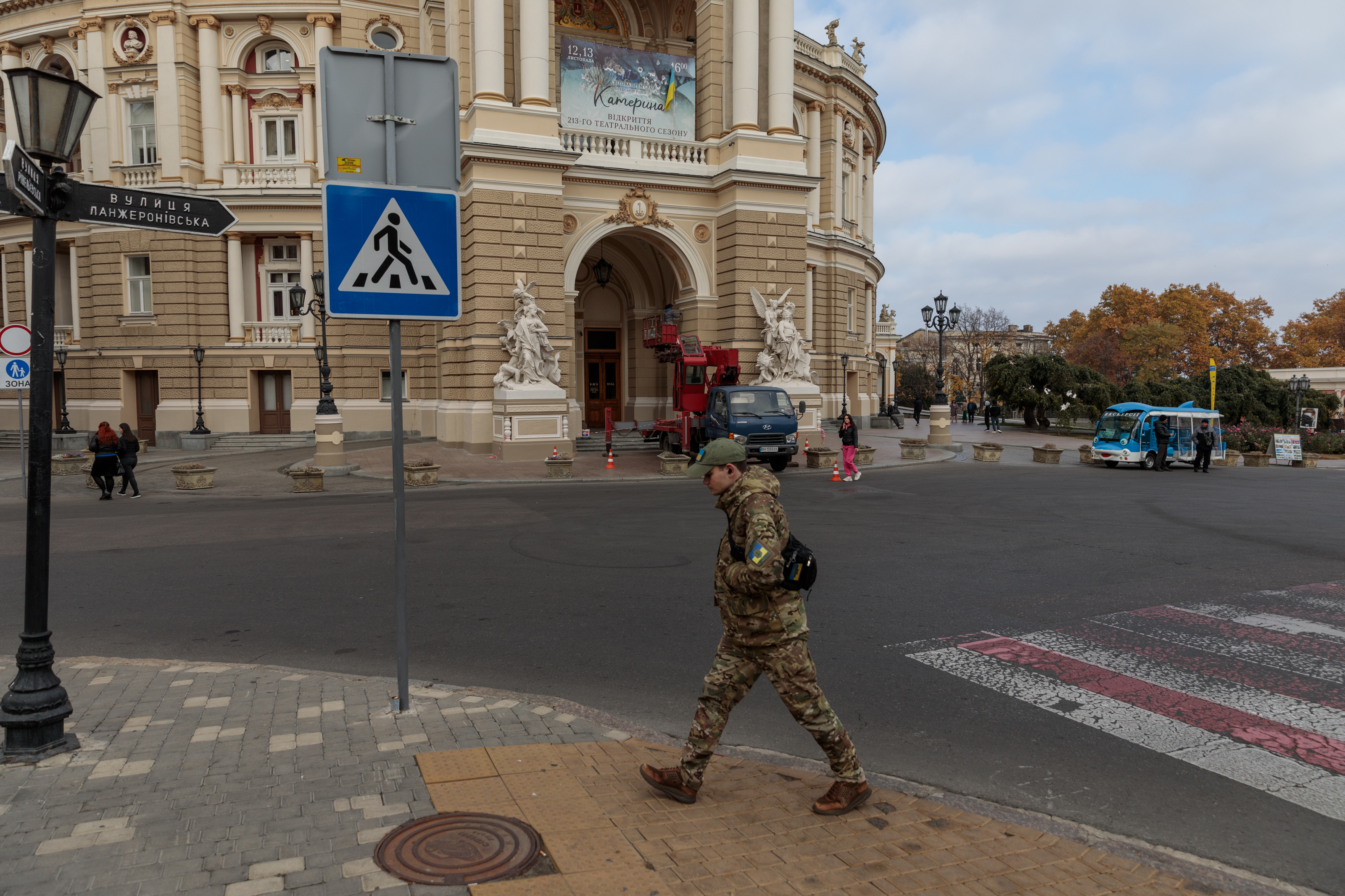 Am fost la un spectacol de operă la Odesa. Întârziat cu aproape o oră din cauza unei alarme de atac aerian, când artiștii și publicul au mers în adăpost 