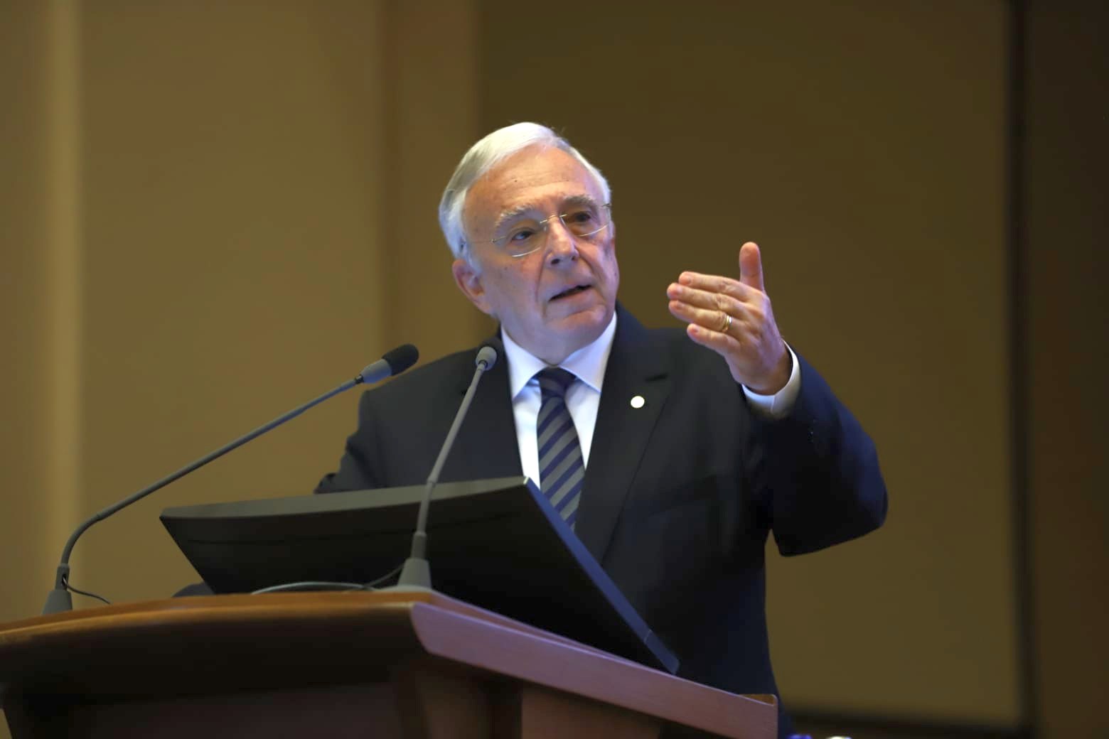 Mugur Isărescu, avertisment despre creșterile salariale: „Sunt decorelate cu productivitatea”