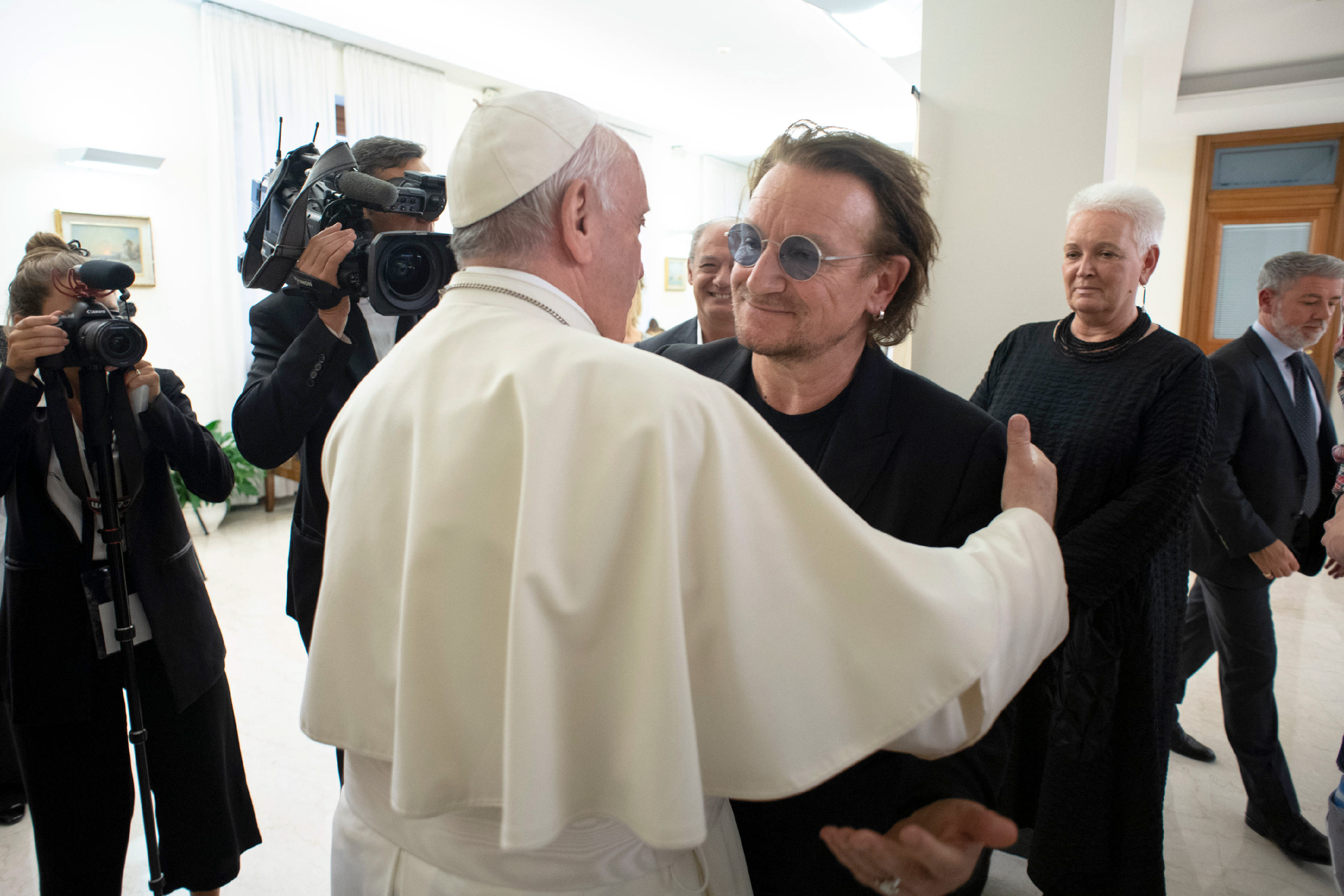 FOTO | Bono a discutat cu Papa Francis despre scandalurile de agresiune sexuală din Biserică: Se putea vedea durerea pe chipul lui
