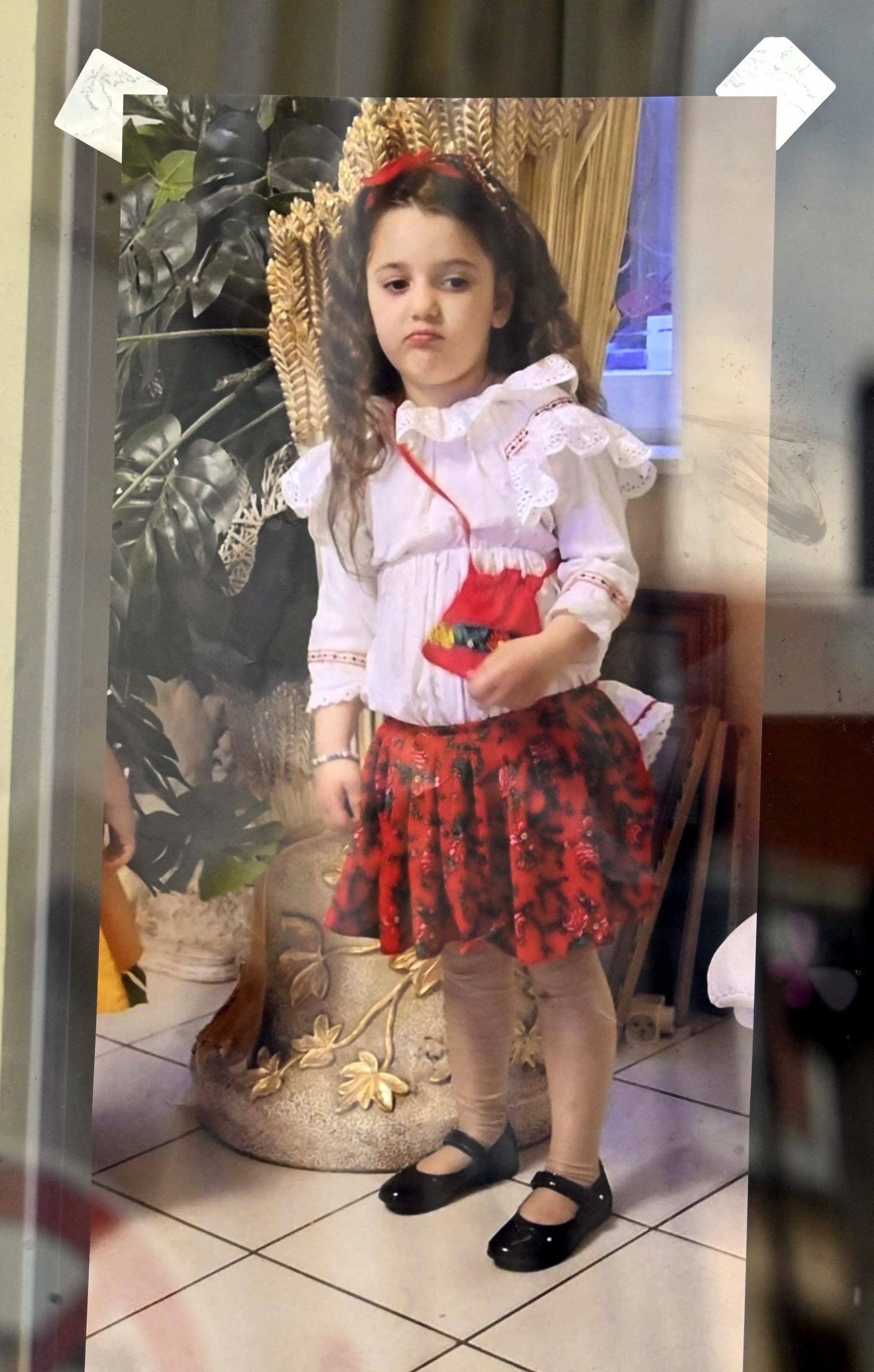 Marș cu 500 de oameni pentru Rose, fetița româncă de 5 ani ucisă și băgată dezbrăcată într-un sac de gunoi, într-un oraș din Franța