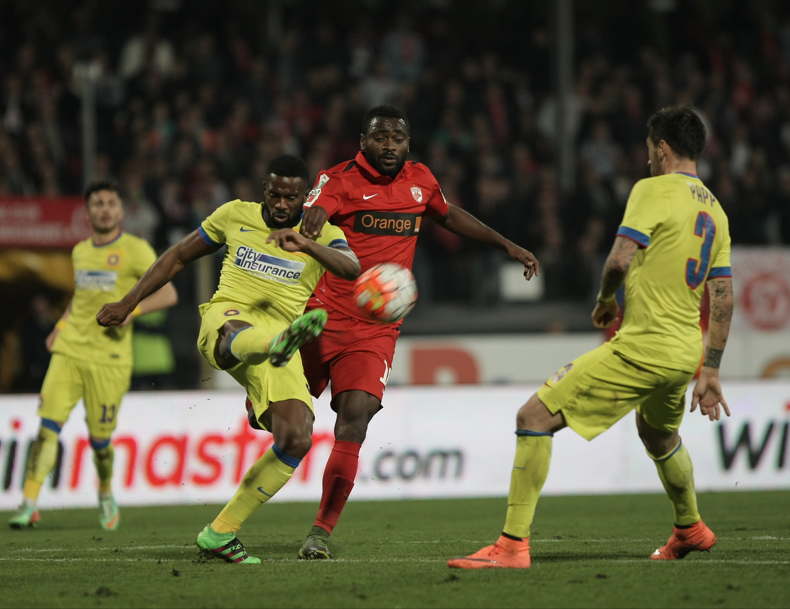 Liga 1, etapa 1, play-off: Dinamo - Steaua 1-1. Hamroun, dintr-un ofsaid puțin detectabil, a găsit plasa cu un șut la colțul lung. Ex-stelistul Bicfalvi a ridicat ”câinii” din Groapă și a egalat în final! Dramă Marica: s-a accidentat, iar Euro 2016 e tot mai departe! Dinamo, 11 meciuri fără eșec. Fiecare echipă a terminat jocul în 10 oameni / BLOG&FOTO