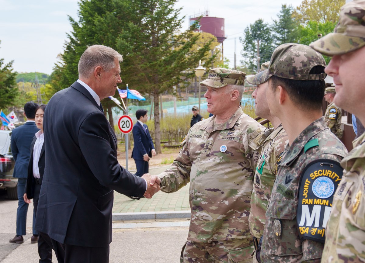 Iohannis a decolat din Sibiu către Coreea de Sud cu un avion de lux. Miniștrii din delegație au călătorit separat