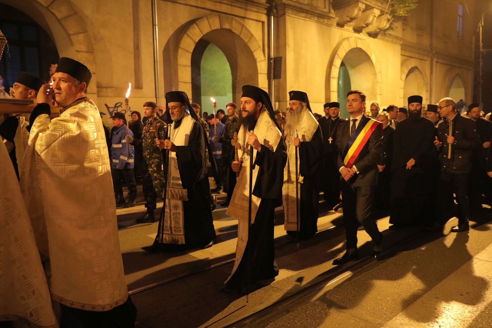 Peste 25.000 de oameni, la slujba de joi a pelerinajului de Sfânta Parascheva. Racla cu moaște, însoțită de militari pe Calea Sfinților