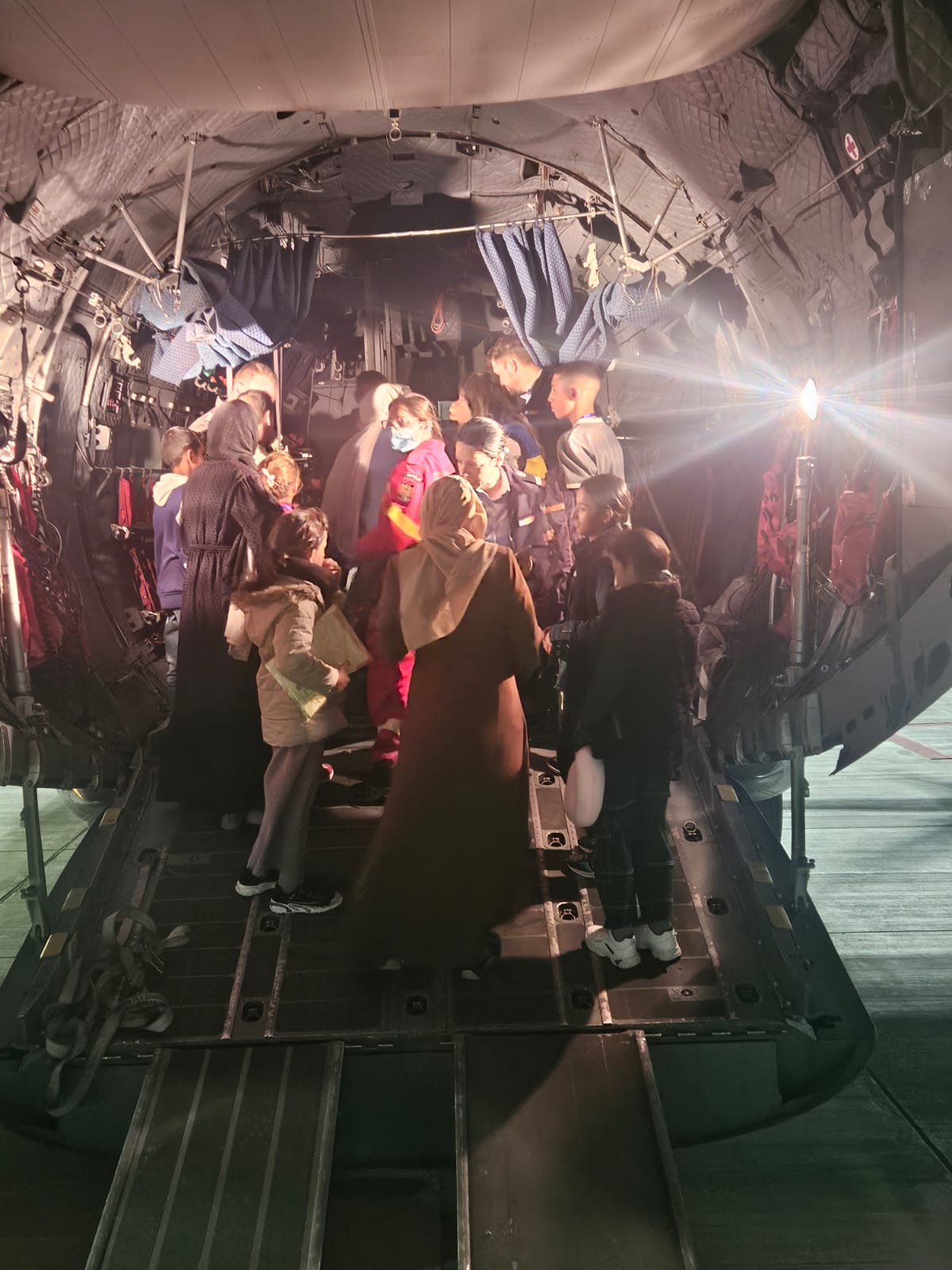 Șase copii palestinieni din Fâșia Gaza, aduși în România pentru tratament medical