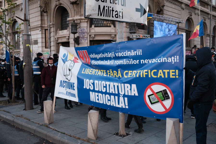 Protest anti-restricții, de Ziua Națională, în București. Sunt câteva sute de persoane în Piața Universității
