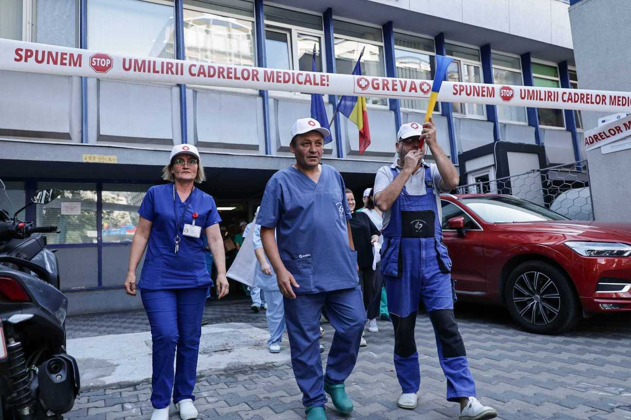 Grevă de avertisment organizată de Sanitas. Noua lege a salarizării propusă de Guvernul Bolojan, sursa nemulțumirilor: „Sporul pentru turele de noapte este o bătaie de joc”