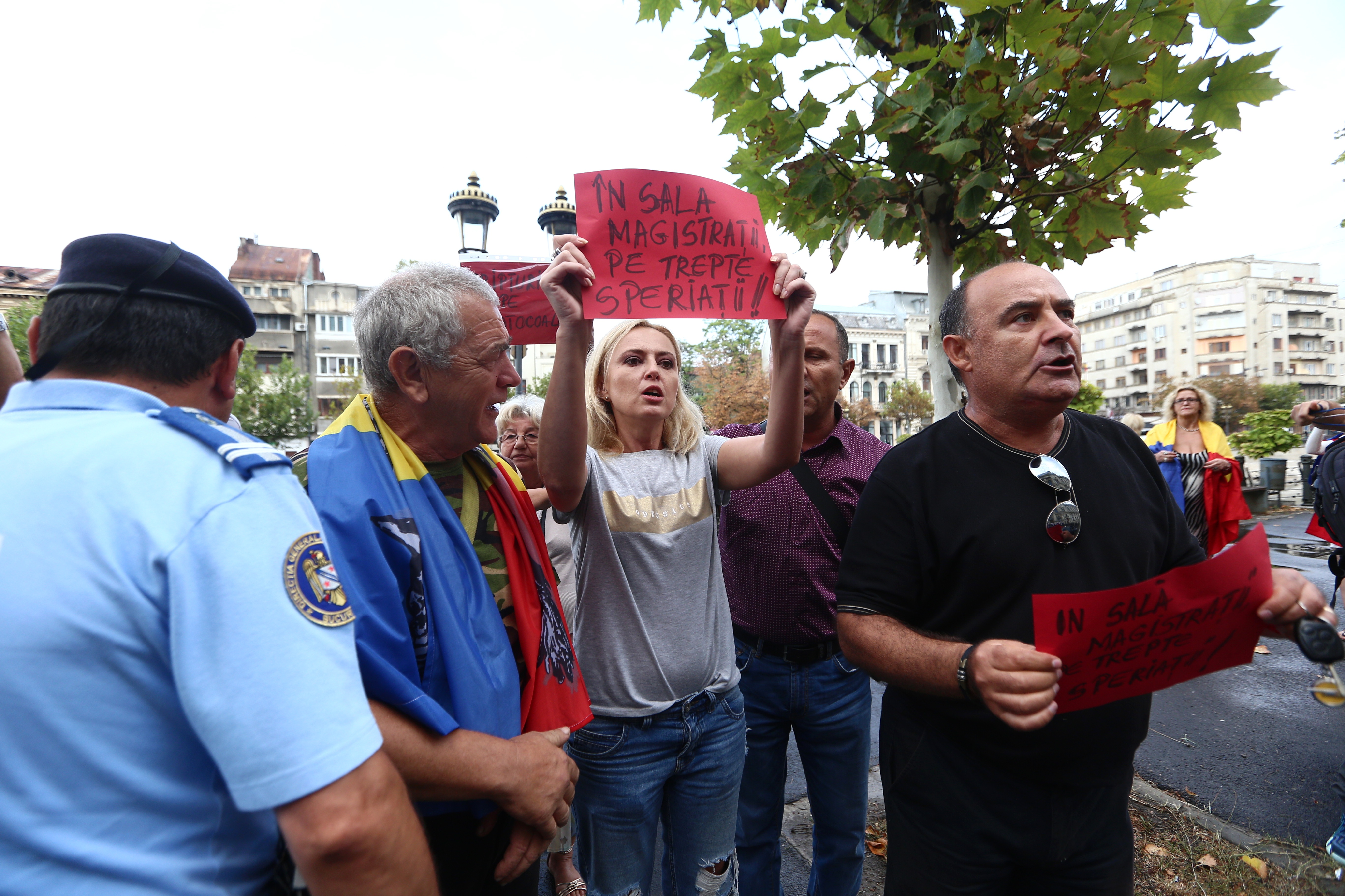 FOTO| Protestul magistraților din toată țara în fața Curții de Apel București: justiţia română este sub asalt în momentul de faţă