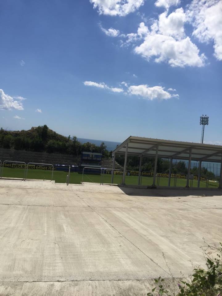 Așa arată stadionul din Balcik pe care Farul vrea să joace în Liga 2. ”Sunt bineveniți aici!”. Omul care a ucis Dinamo în 1995 antreneaza echipa Cernomoreț din localitate
