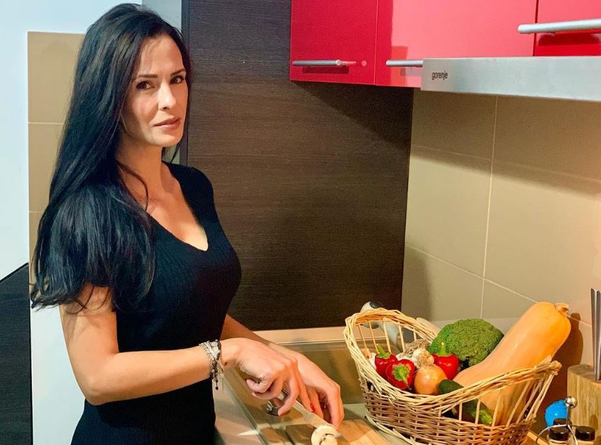 Imagini cu casa în care locuiește Livia Graur: „Am un stâlp de rezistență în mijlocul sufrageriei”