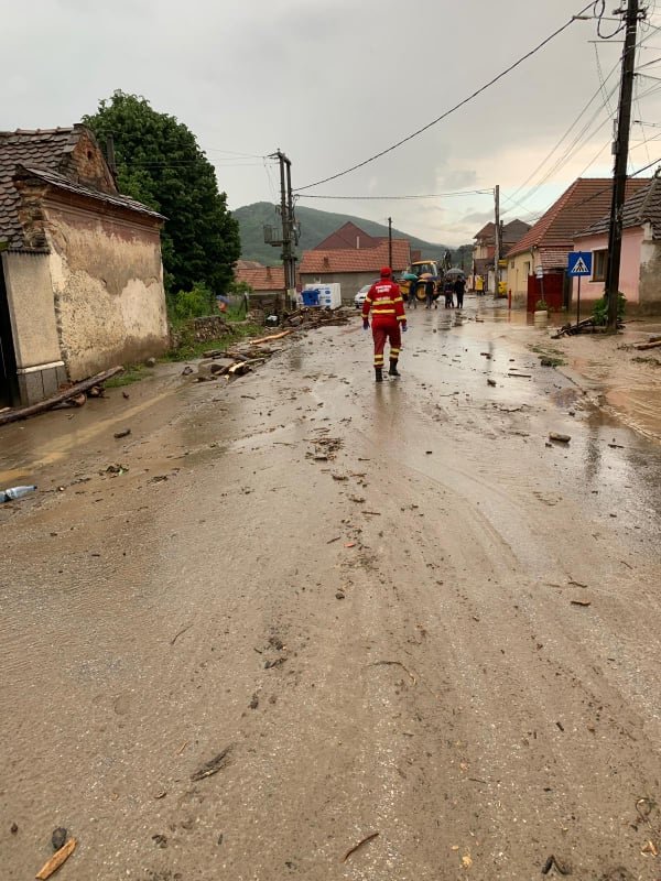 FOTO/ Inundațiile au făcut prăpăd în Alba, cu drumuri blocate de noroaie și mașini răsturnate de viitură. Imaginile dezastrului