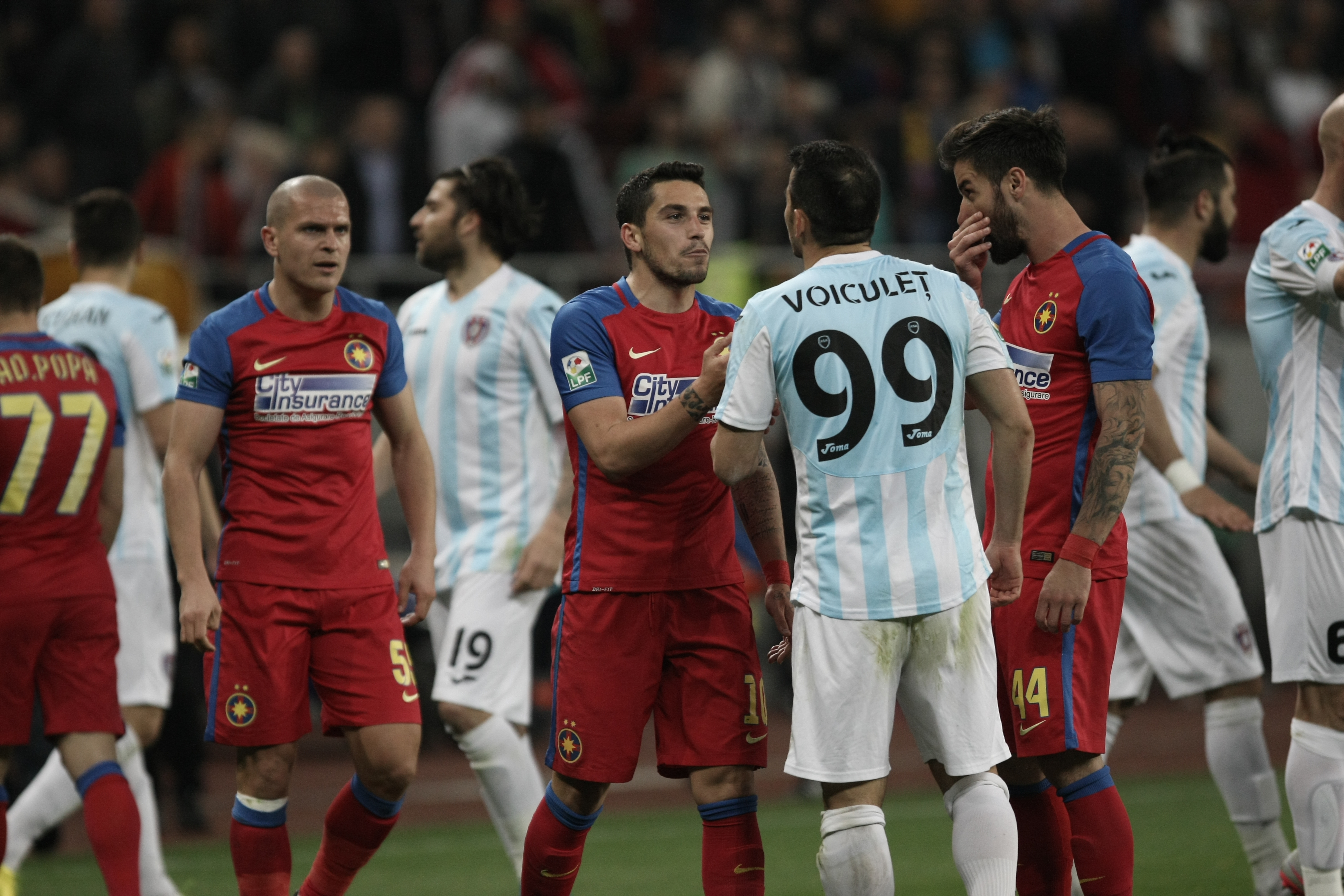 Crăciunescu, revoltat că stewarzii au intrat pe teren la meciul Steaua - ASA: ”Ce facem, aducem trupele speciale?” | GALERIE FOTO