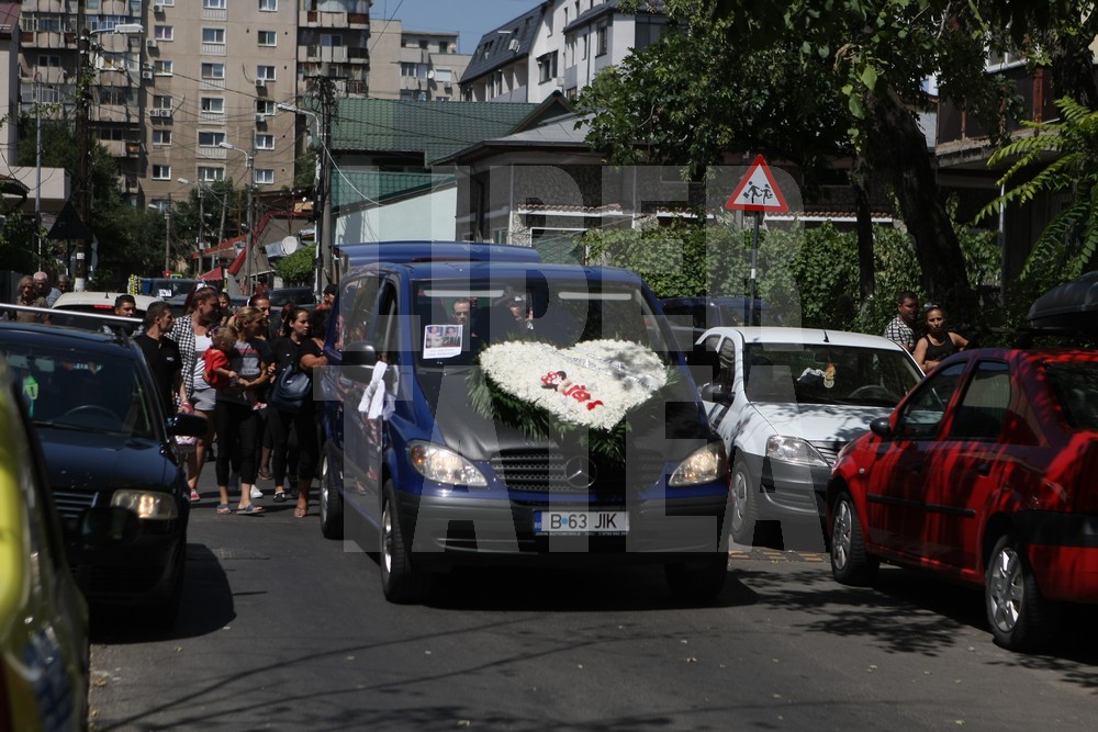 VIDEO. Înmormântarea femeii sinucigașe de la Brănești și a celor trei fetițe. Trupul neînsuflețit al mamei, depus separat la capelă / GALERIE FOTO