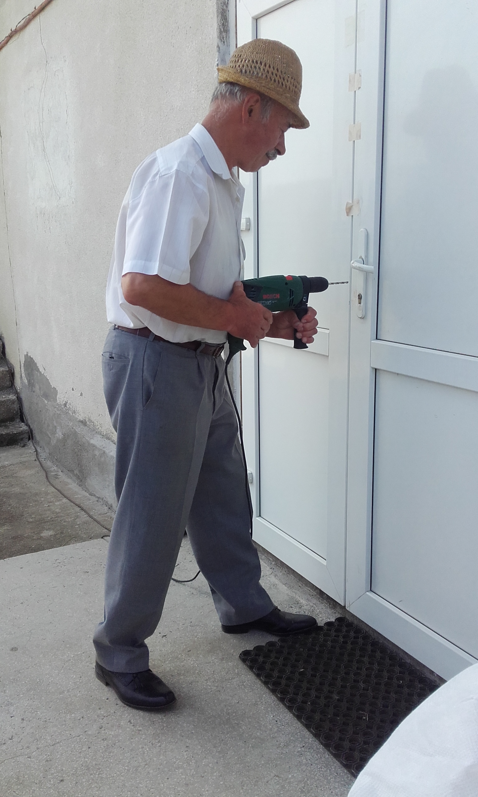 Două tone de carne în putrefacţie, găsite de inspectorii DSV într-un abator din Codlea