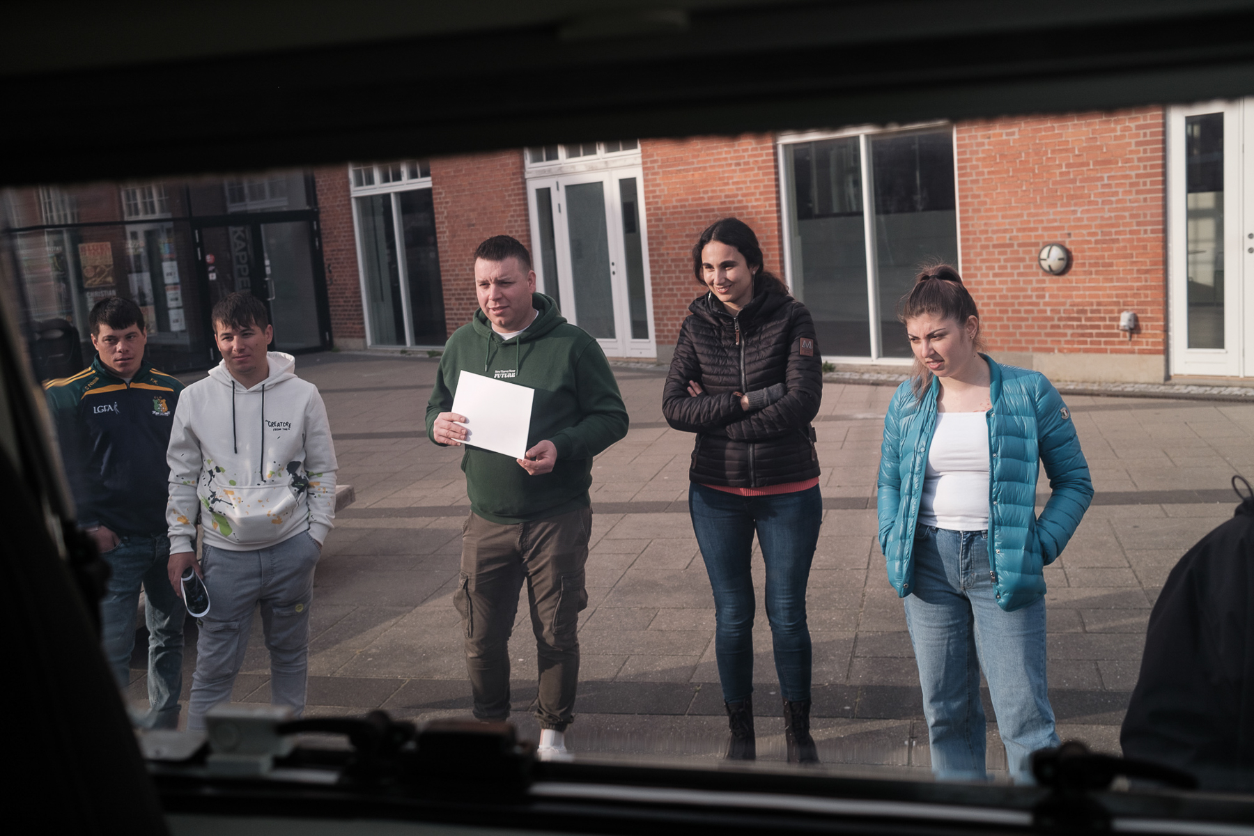 O mamă din diaspora: „M-au șocat comentariile venite pe internet din România la adresa fetei mele, adolescentă din Danemarca, în care i se reproșa că și-a luat rujuri din primul salariu. Aici, tinerii lucrează și de la 15 ani”