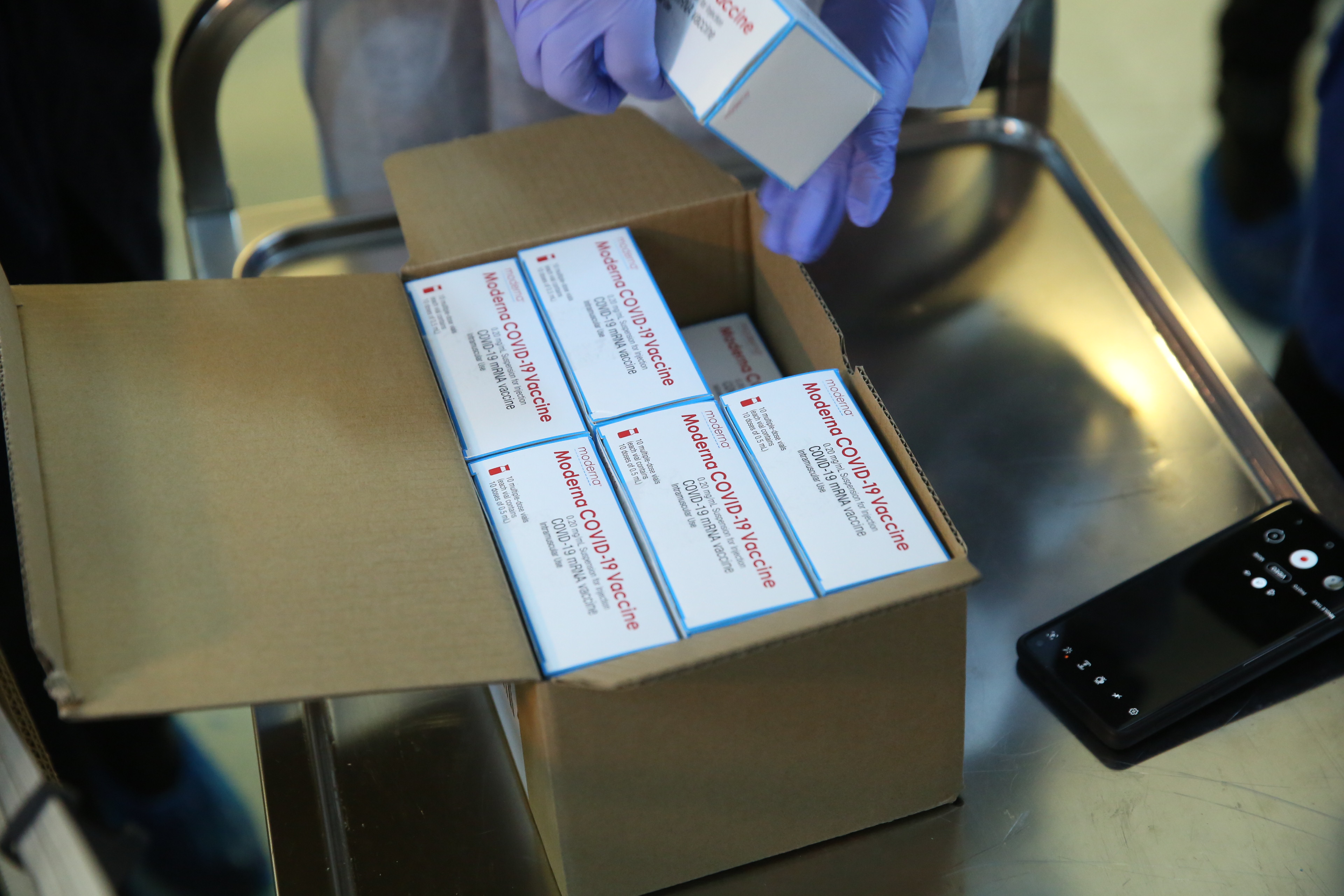 VIDEO | Vaccinul Moderna a ajuns miercuri la Institutul Cantacuzino. Va fi distribuit doar în anumite centre de vaccinare