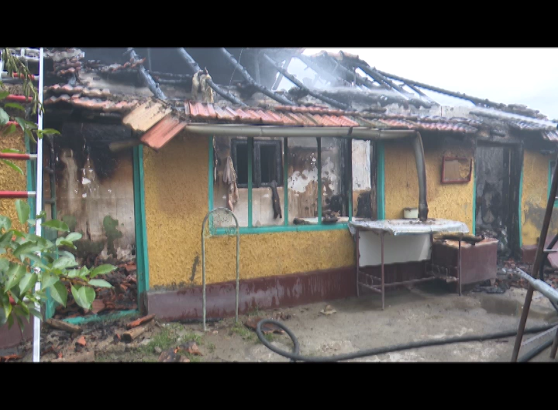 Și-a dat foc la casă, supărată fiind pe cei care o îngrijeau FOTO&VIDEO