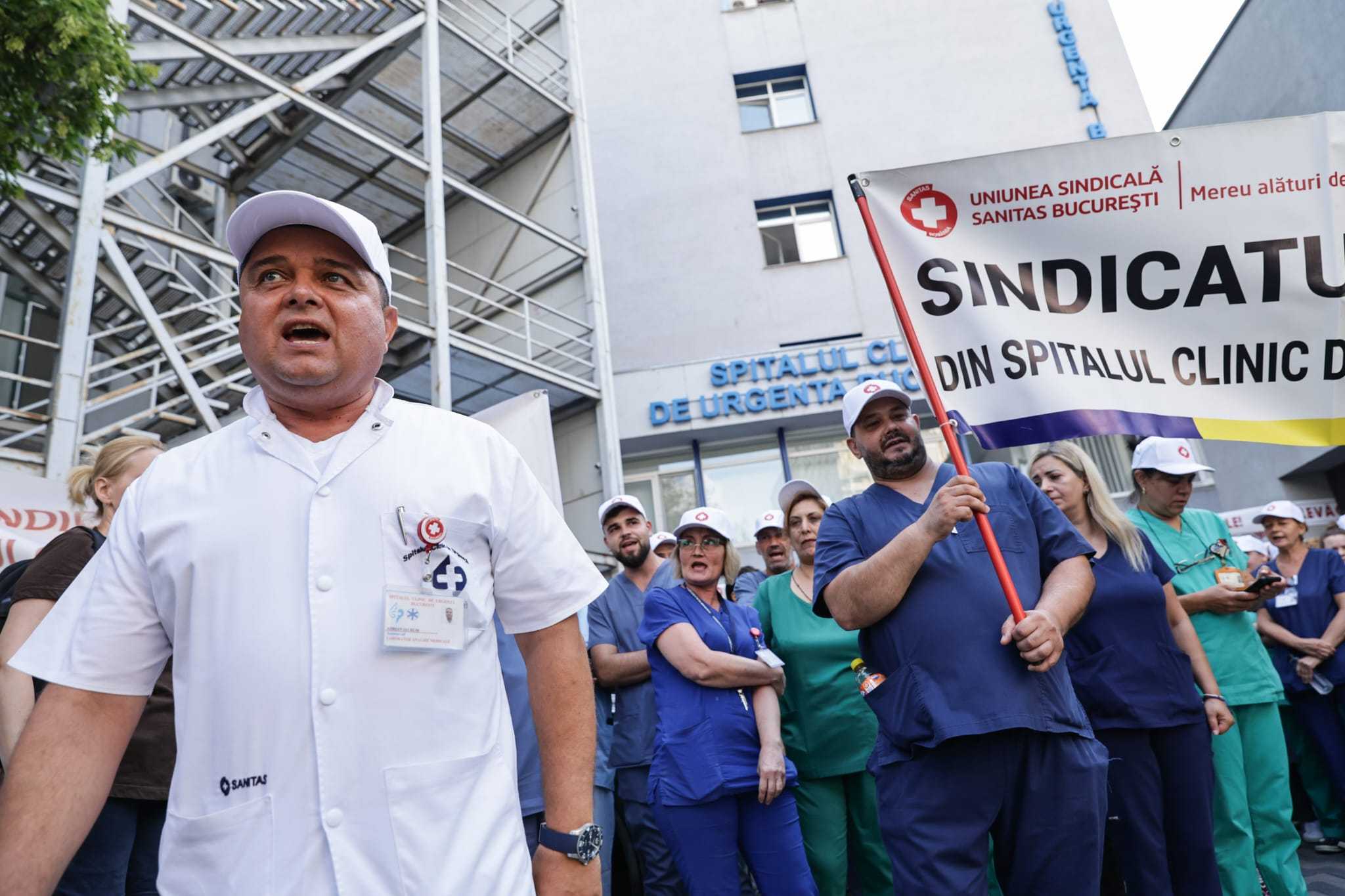 Grevă de avertisment organizată de Sanitas. Noua lege a salarizării propusă de Guvernul Bolojan, sursa nemulțumirilor: „Sporul pentru turele de noapte este o bătaie de joc”