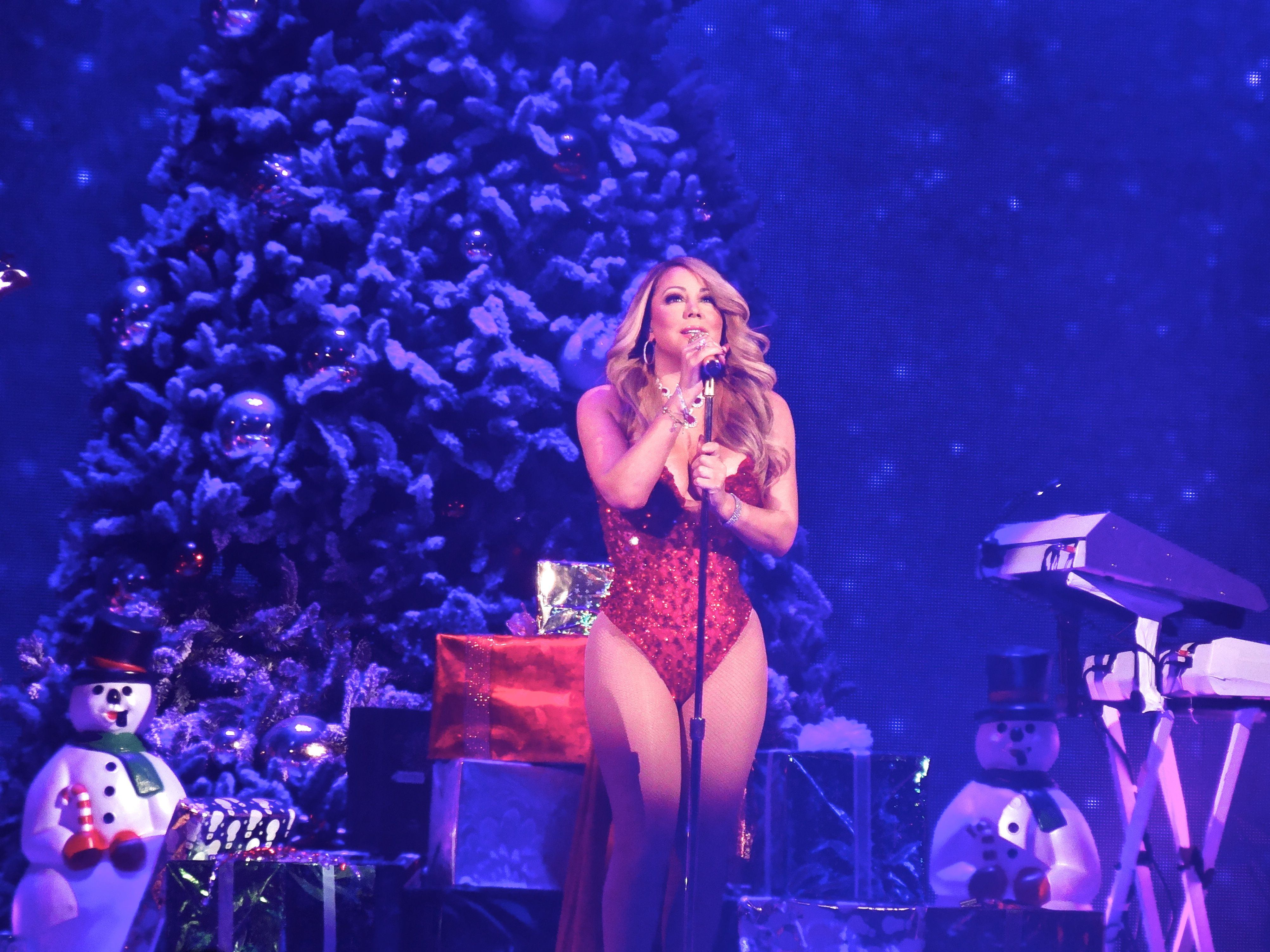 Mariah Carey, apariție de senzație la un concert. A avut un decolteu foarte adânc  | FOTO