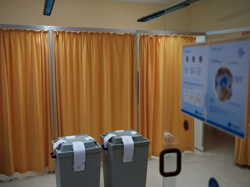 O secție de votare din Germania se află în cabinetul unui medic român! În locul paturilor și al echipamentului medical sunt cabinele de vot