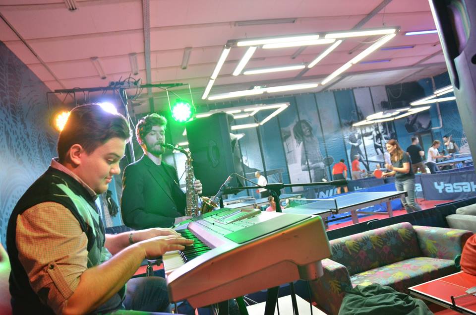 Ping pong-ul pe ritmuri de jazz a ajuns şi în România. Află unde întâlneşti această atmosferă / FOTO&VIDEO