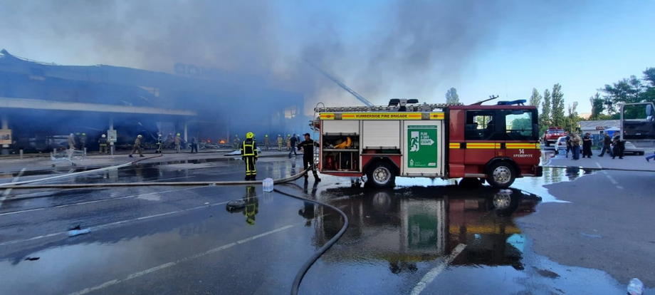 Imagini dramatice de la mall-ul din centrul Ucrainei, bombardat de ruși