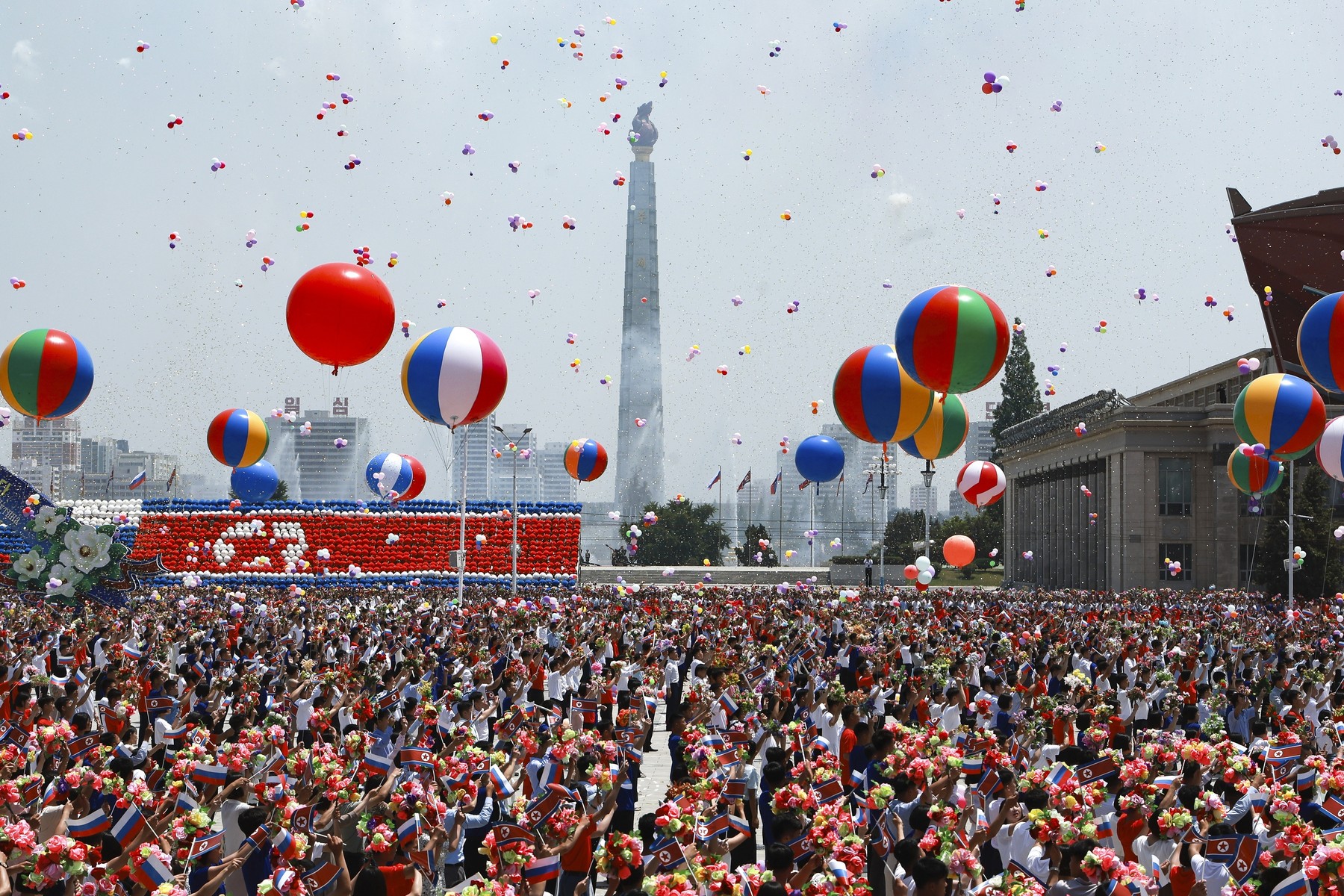 Vladimir Putin, primit cu pompă la Phenian: mii de nord-coreeni, inclusiv copii, au pus în scenă un spectacol pentru dictatorul rus