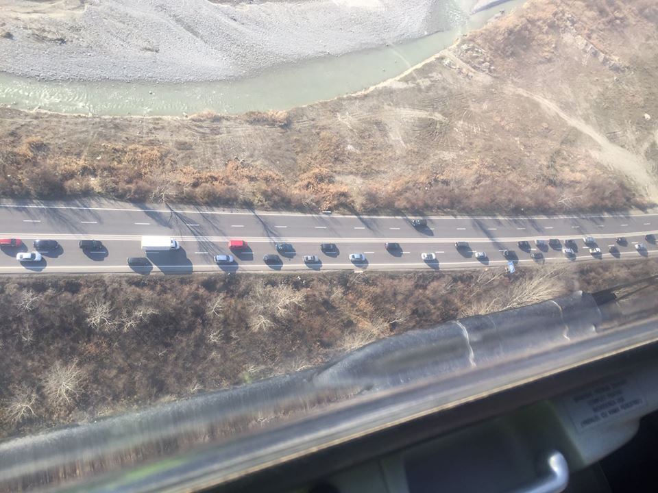 A început vacanța de 1 Decembrie! Turiștii se pot bucura de zăpadă la munte! Cozi la ieșirea din țară