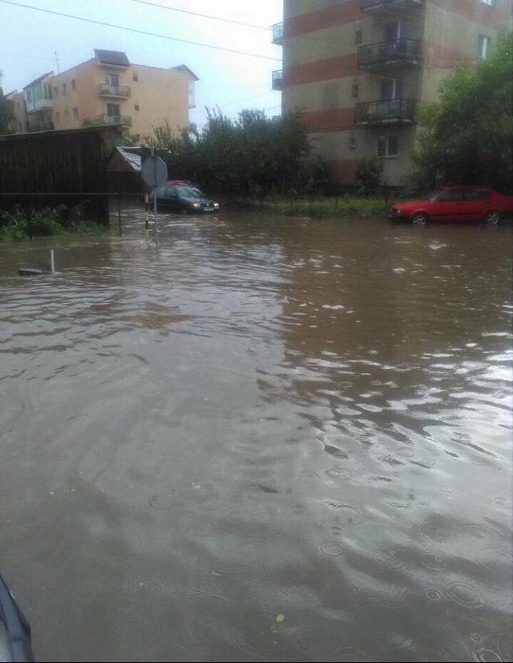 UPDATE: Ambulanța Prahova, inundată în urma ploilor torențiale. Inundațiile au făcut prăpăd în mai multe județe din țară