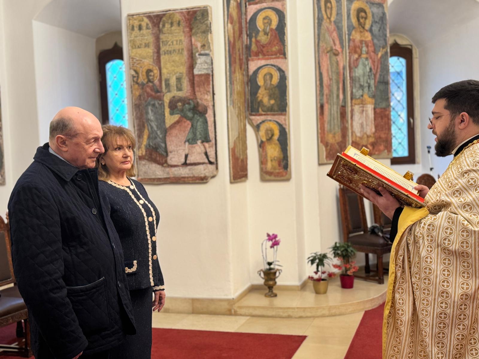 Traian Băsescu și soția Maria au sărbătorit Nunta de Aur. Au apărut la biserică alături de toți nepoții: „Martor ne-a fost familia”