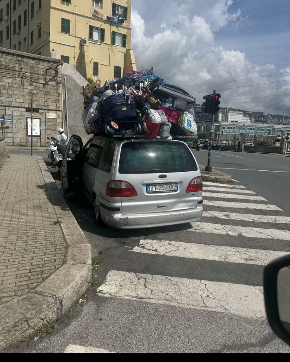 O mașină care a traversat Italia de la sud la nord a devenit virală pe rețelele sociale: „Nimeni n-a oprit-o”