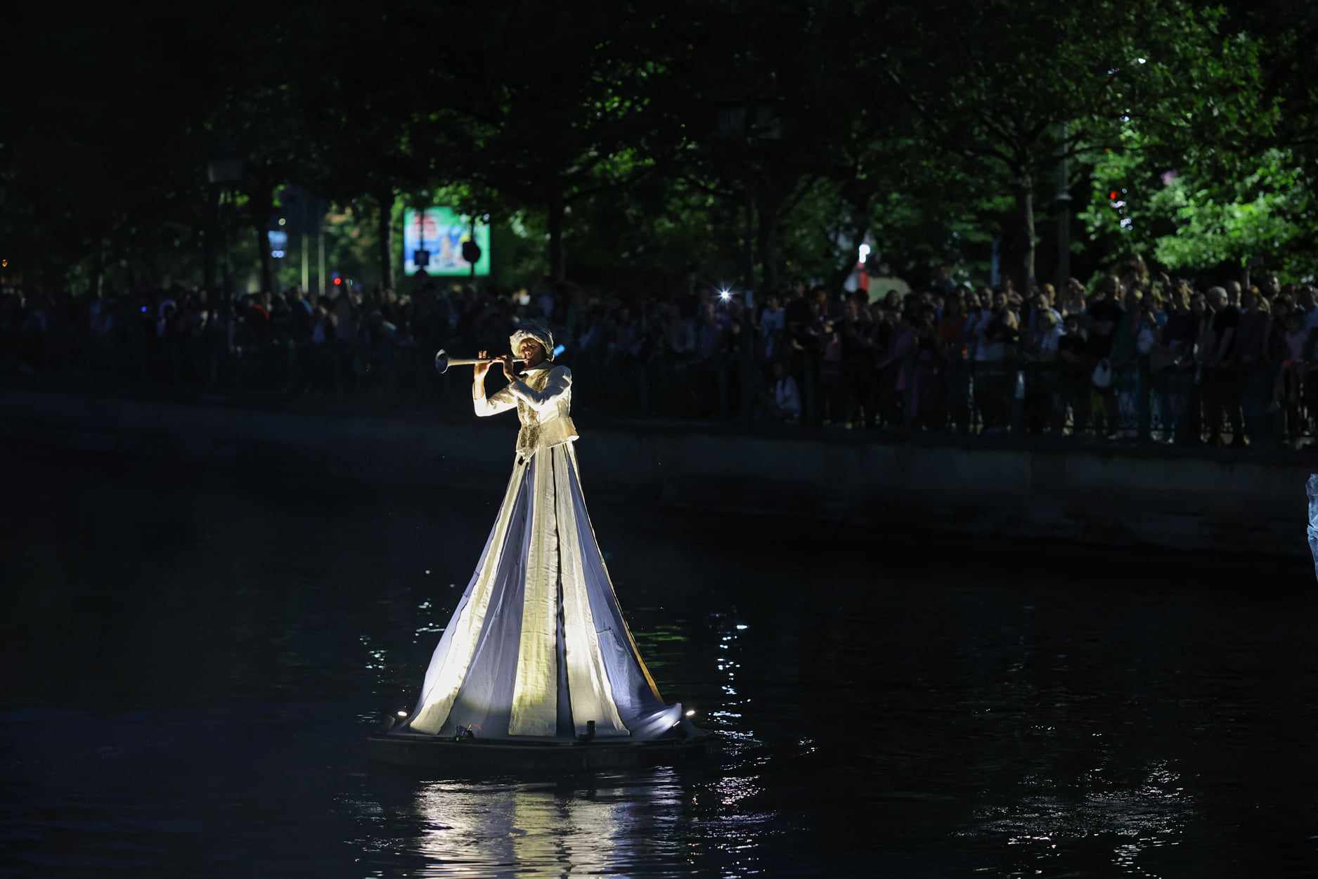 Teatru pe apă. Imagini de la spectacolul inedit desfășurat în București pe râul Dâmbovița