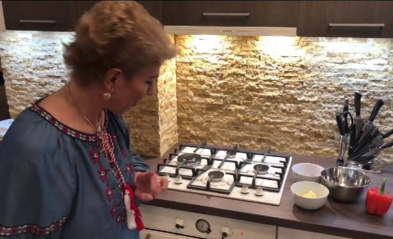 Imagini cu casa în care locuiește Teo Trandafir. Ce pretenții a avut pentru bucătăria vilei