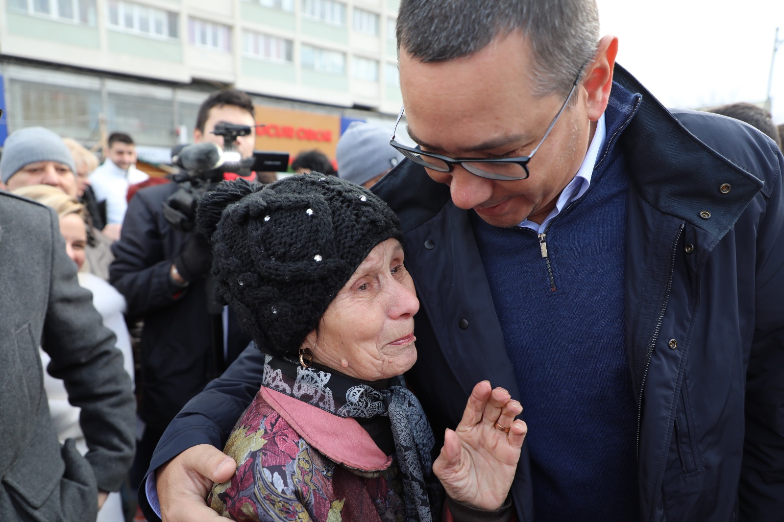 FOTO | Victor Ponta şi Corina Creţu au strâns semnături pentru Pro România, în Piaţa Obor