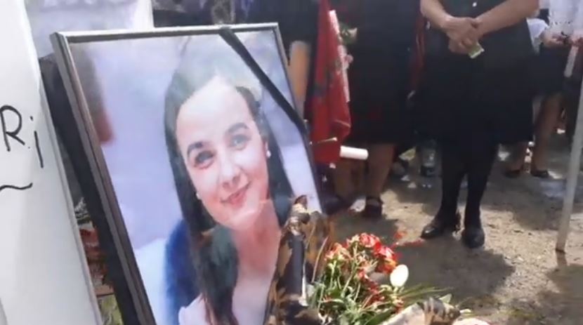 Înmormântarea Mădălinei Pârja, una dintre studentele care au murit în accidentul din Jibou. Tineri în costume populare, în cortegiul funerar