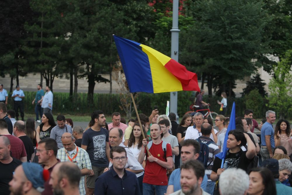 FOTO&VIDEO/ Câteva mii de persoane au protestat în Piața Victoriei, joi seară