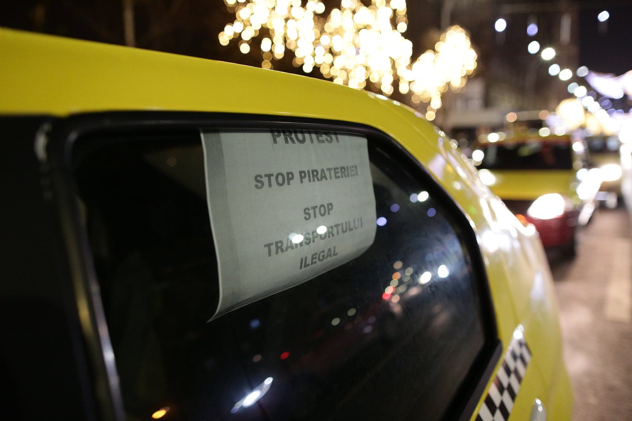 UPDATE: Protestul taximetriștilor din București față de Uber s-a încheiat. "Vom ieşi în fiecare seară, până se va face ceva" / FOTO&VIDEO