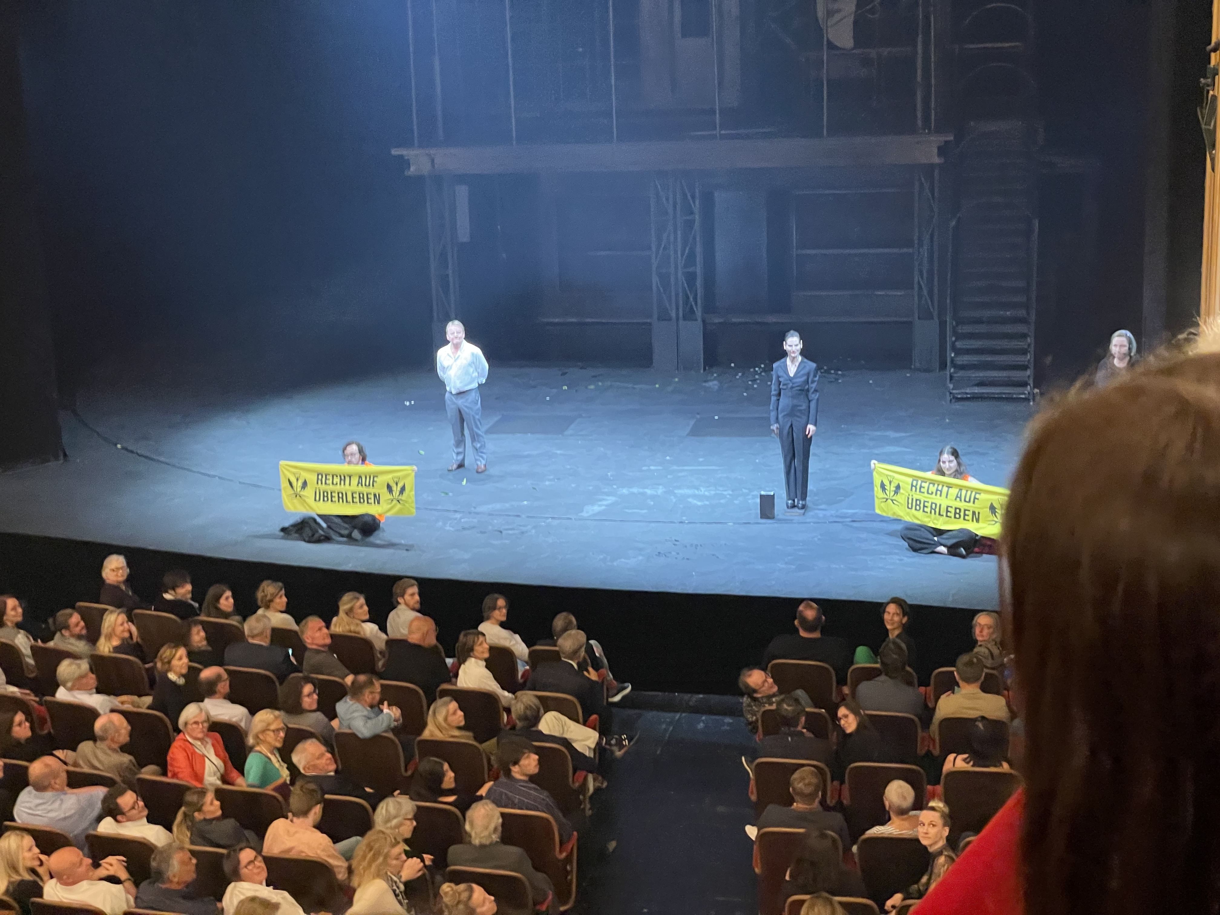Activiștii pentru climă au intrat în teatrul vienez Burgtheater, în mijlocul piesei Faust de Goethe: „Pentru dreptul la supraviețuire!” | VIDEO