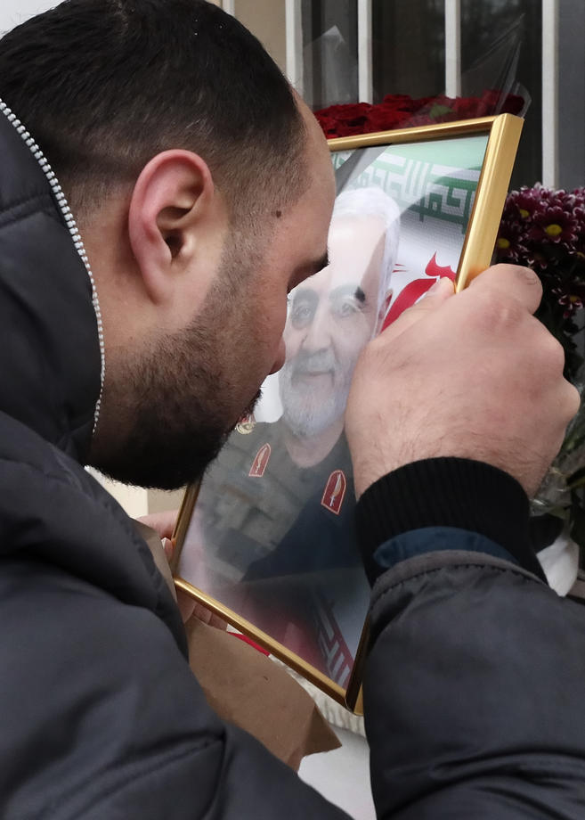 Sicriul cu trupul neînsuflețit al generalului Qassem Soleimani a fost adus la Bagdad. Zeci de mii de oameni au strigat "Moarte Americii!"