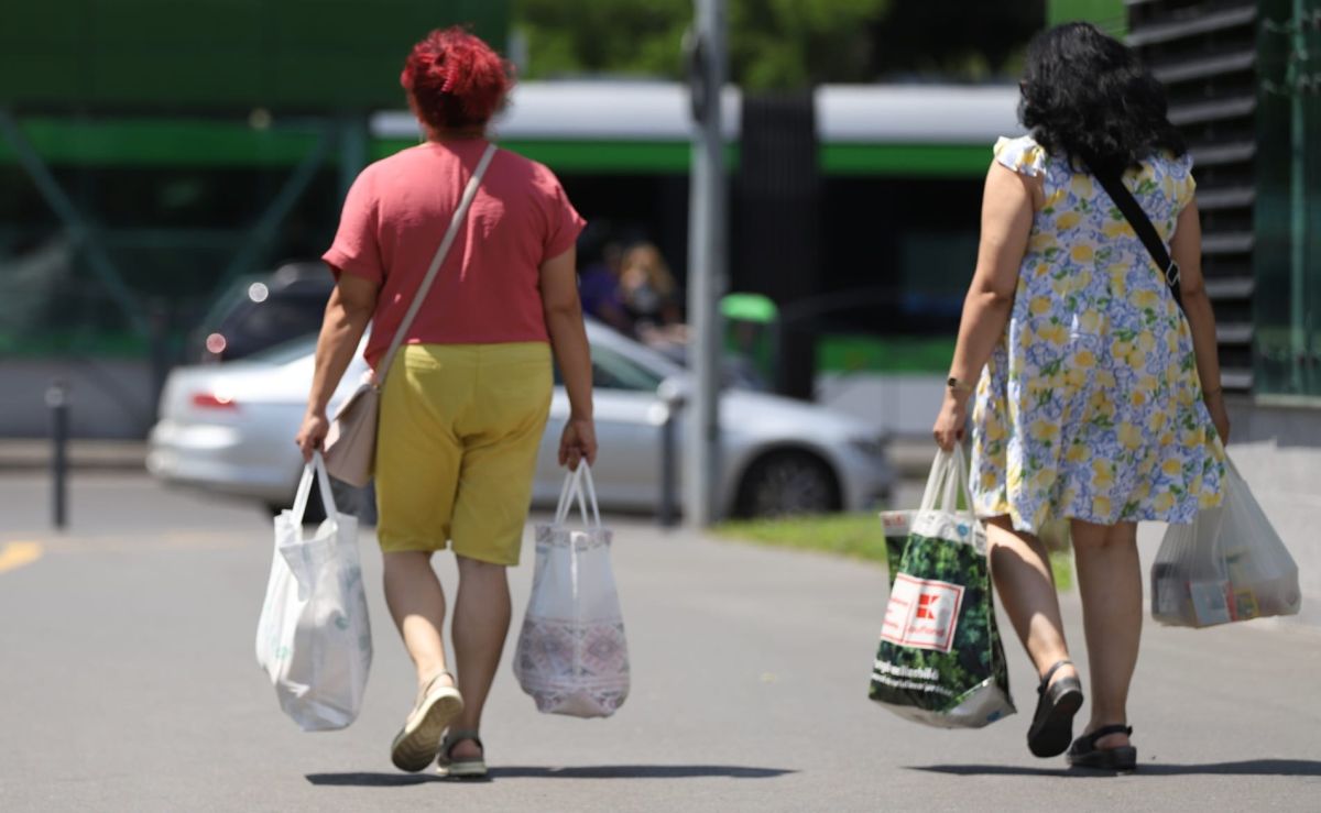 Castraveții românești sunt mai ieftini la supermarket decât la piață. Legumicultorii lasă marfa pe câmp, neculeasă, din cauza prețurilor prea mici