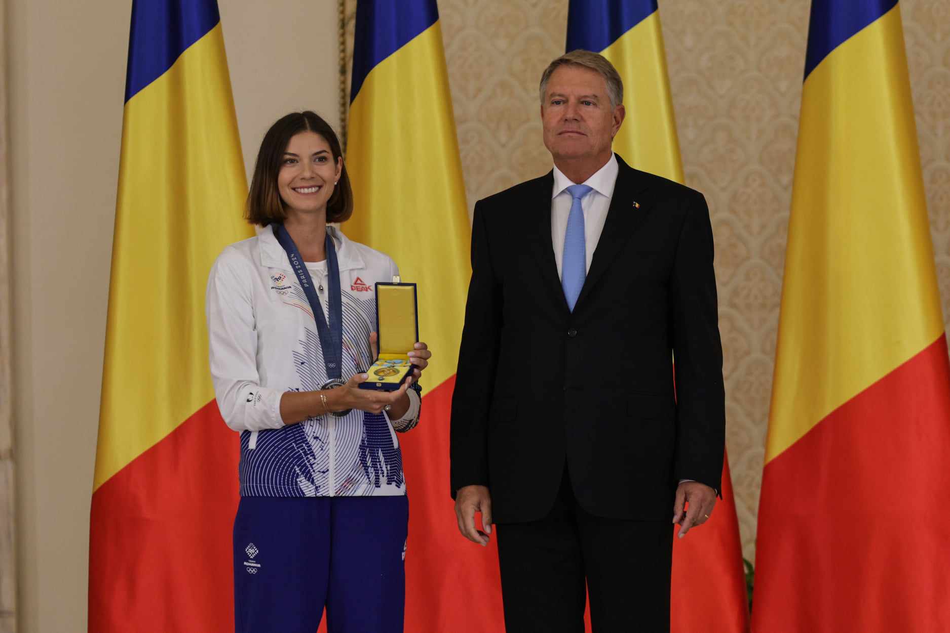 Gafă a președintelui Iohannis la decorarea medaliaţilor de la JO Paris. A spus „comemorarea”, în loc de „ceremonia” | VIDEO