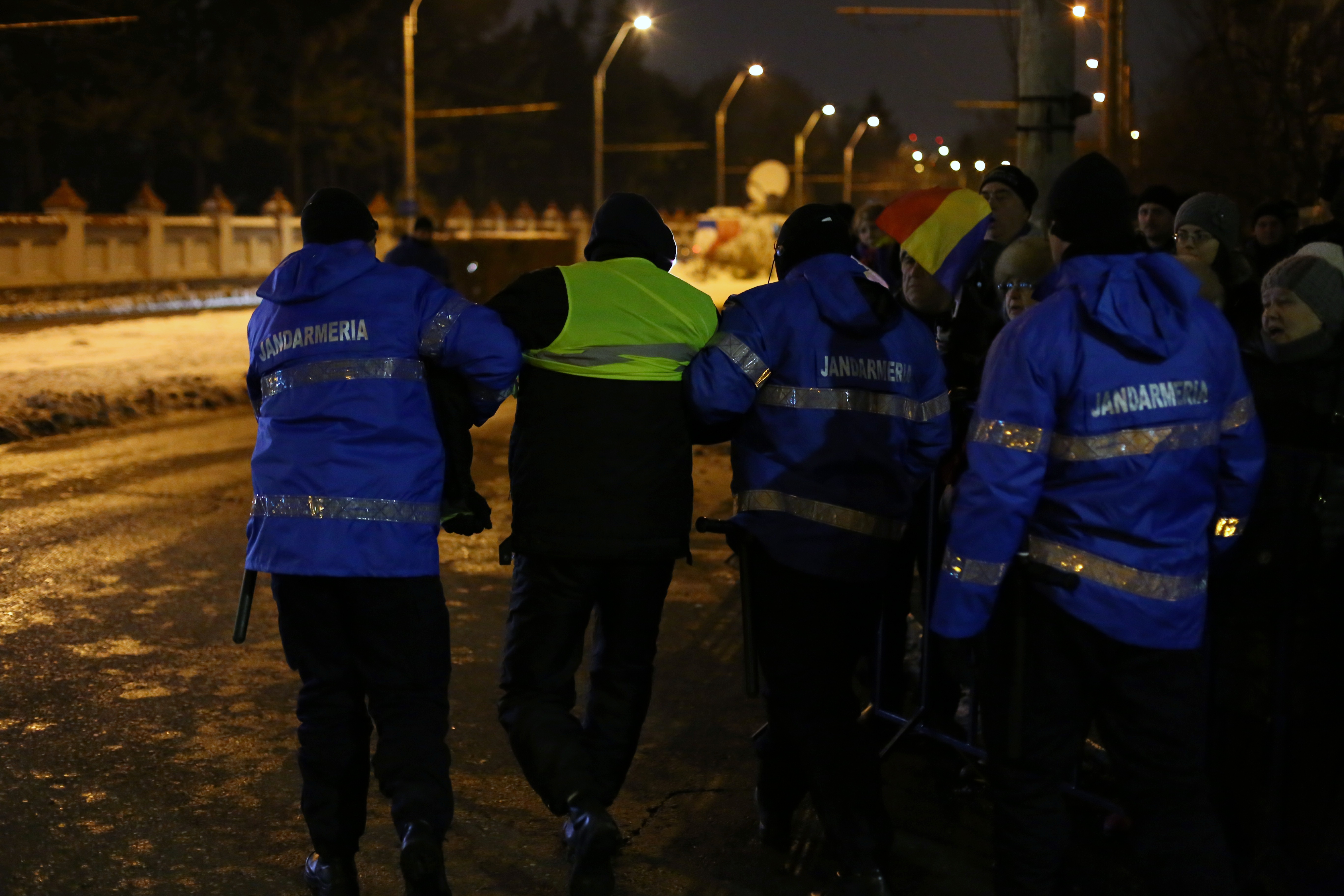 UPDATE. A 14-a zi de proteste în Capitală. Circa 1.000 de oameni s-au adunat din nou în Piața Victoriei și circa 200 la Palatul Cotroceni / FOTO