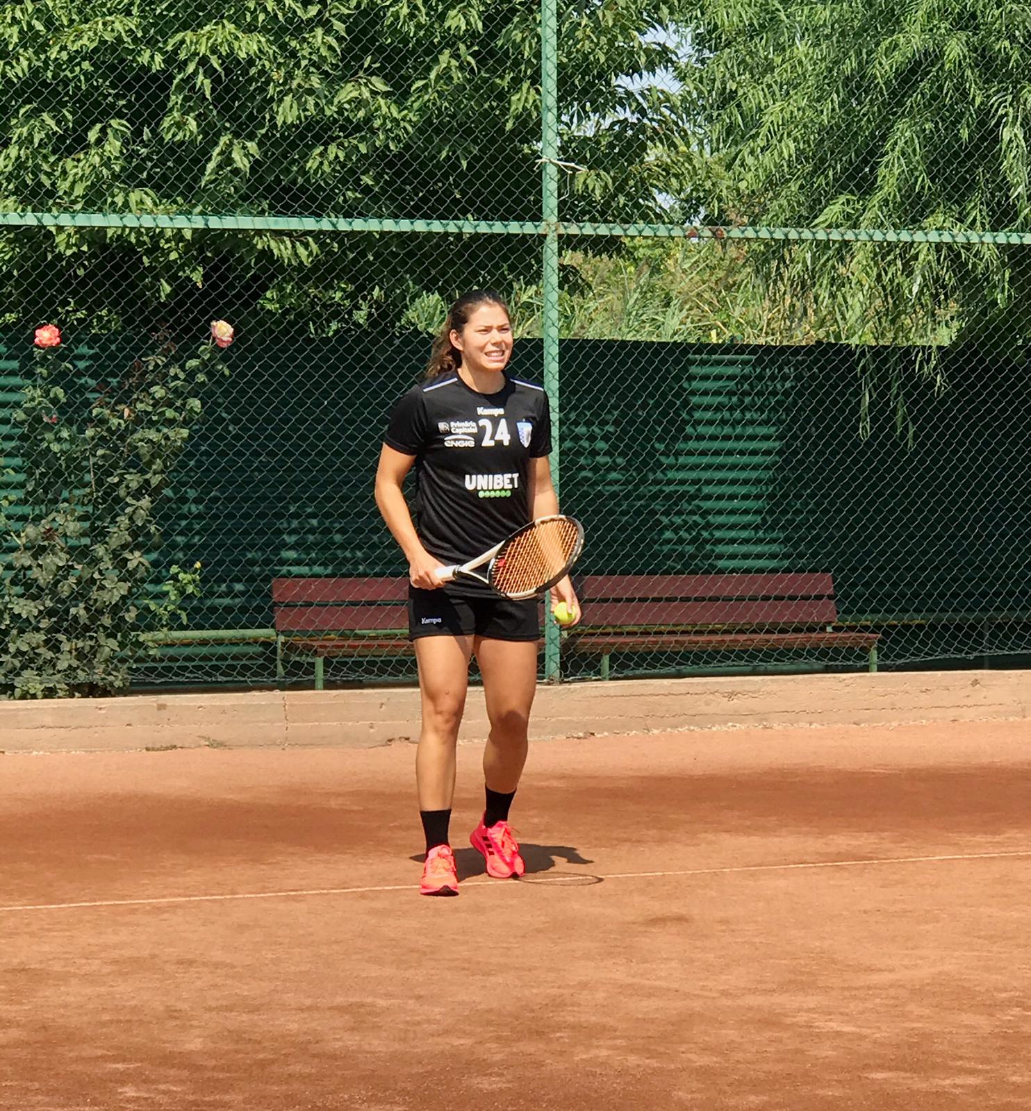 Martine Smeets, campioană mondială cu Olanda, s-a adaptat repede la CSM București. Meci de tenis inedit cu Linnea Torstensson