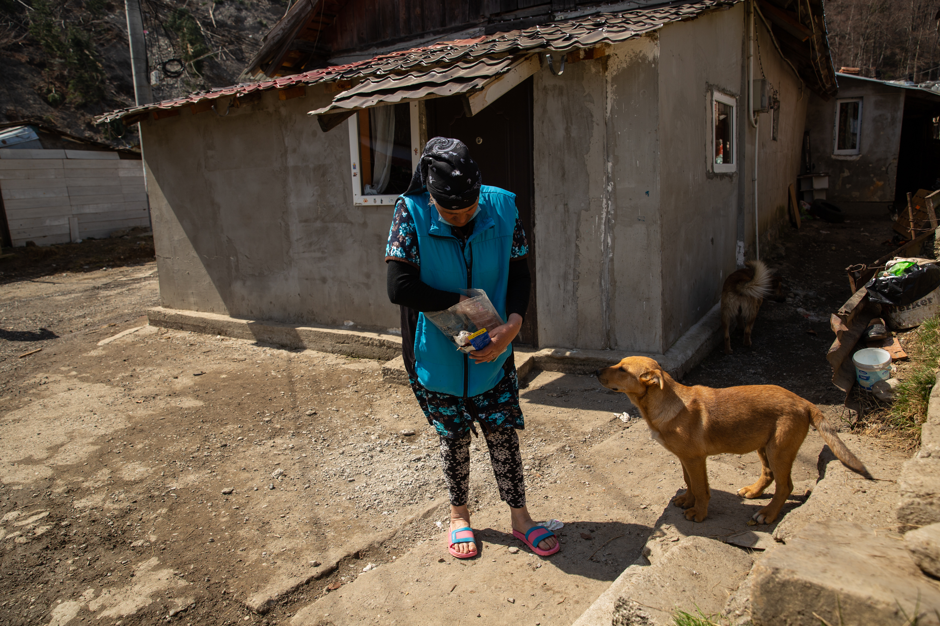 Săptămâna Patimilor și recunoștința oamenilor rămași fără case la Azuga: Îi mulțumesc Domnului că i-a lăsat în viață și domnului Vlad că i-a primit în pensiunea lui