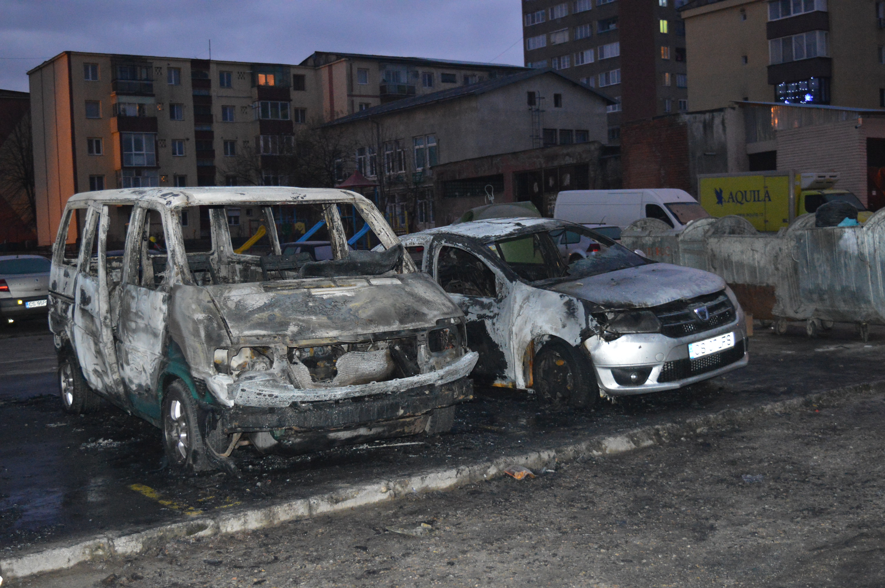 Incendiu într-o parcare din Reșița! Focul a fost pus intenționat?